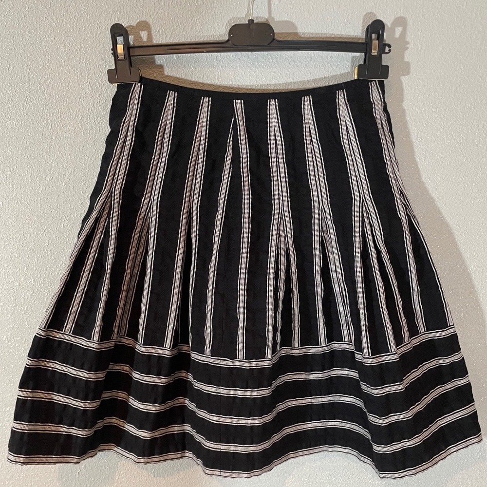 Talbots Petite Black and White Stripe Embroidered Pleated Flare Skirt Women 0P‎